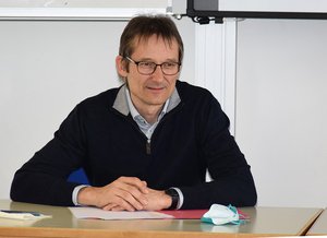 Austausch im Klassenzimmer: Landtagsabgeordneter Hermino Katzenstein zu Besuch bei der Fachschule der Johannes-Diakonie.