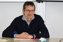 Austausch im Klassenzimmer: Landtagsabgeordneter Hermino Katzenstein zu Besuch bei der Fachschule der Johannes-Diakonie.