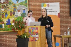 Charlotte Henning und Ulrike Barth am Redepult bei der Fachtagung der Fachschule für Sozialwesen