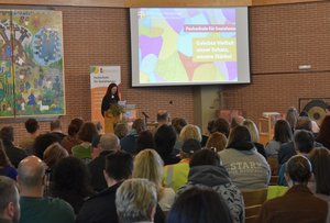 Sprecherin und Publikum bei einer Fachtagung der Fachschule für Sozialwesen in der Johanneskirche Mosbach