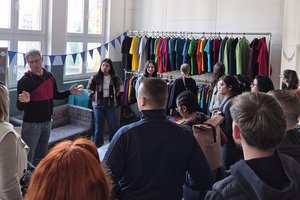 Gruppe des Fachschule für Sozialwesen in der Hoodiemanufaktur Wasni