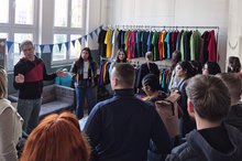 Gruppe des Fachschule für Sozialwesen in der Hoodiemanufaktur Wasni